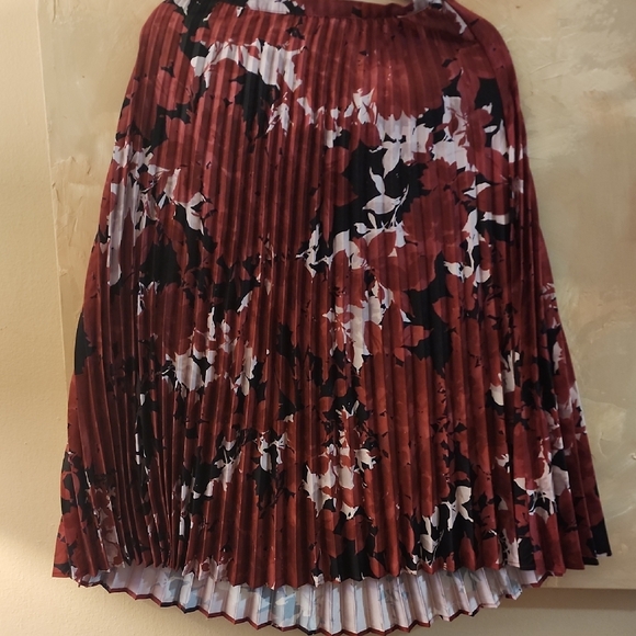 Banana Republic Floral Pleated Skirt - Picture 4 of 6